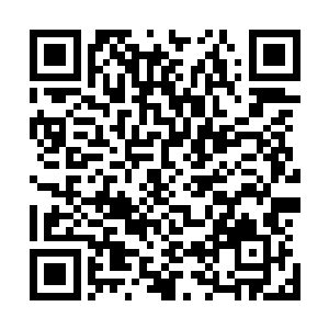 他对着镜子仔细审视了自己的面容――新剪过的卷发挺服帖二维码生成