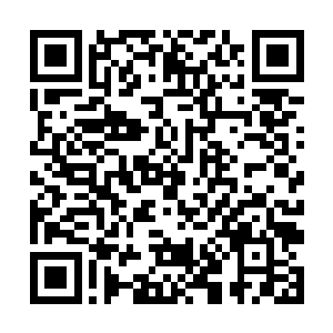 他当即翻掌从储物戒指中取出了一方桌案和一张凳子二维码生成