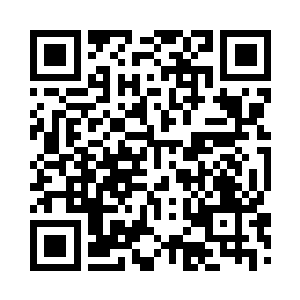 他把绳子绑在身上慢慢地向山下移动二维码生成