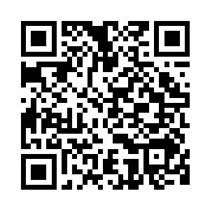 他的手里拿着一个白色的元玉瓶子二维码生成