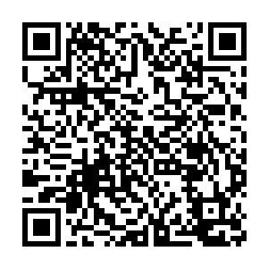 他真正地感受到了楚门那种宛若牵线木偶一般被困在舞台正中央的错杂二维码生成