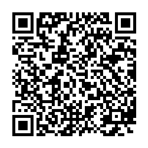 他突然指着旁边一个公用厕所对拉达她们说印度的厕所非常有文化特色二维码生成