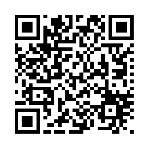 仿佛长了眼睛似的往大头的胸口飞去二维码生成