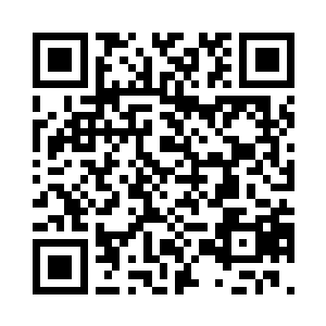 伸手揽住神秘娇笑的曹珊珊的小蛮腰二维码生成