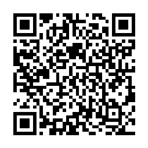 但是站在战车旁的魁梧队长却不得不奋力将身边的队友推开二维码生成