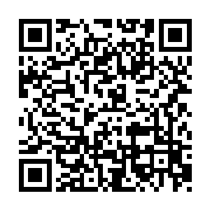 六眼邪君立刻抬手扯开左右两鬓及后脑勺的长发二维码生成