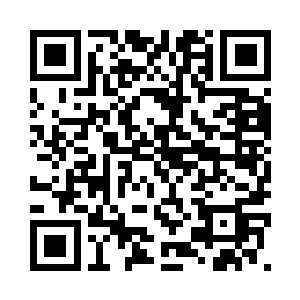 其中一个的手里正捏着那只画眉鸟二维码生成