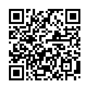 其中一人上前检查夏天的身体情况二维码生成