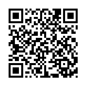 其他人全部跑到了那此中年男子的身前二维码生成