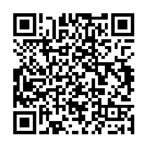 几个人正满脸无聊的懒懒散散的躺在那里喝着小酒二维码生成