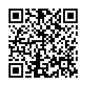 几个小青年听到身后清脆的说话声一回头二维码生成