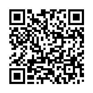 出耳朵上两个利落的金属圆环耳环二维码生成