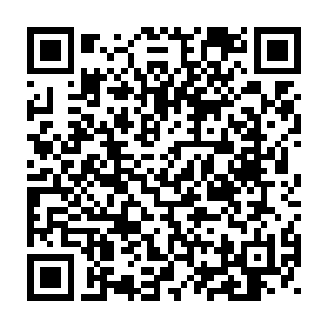 刘彦昌悄悄用自己的衣袖将那绘在神像底座的朱砂图腾给刮掉了一点二维码生成