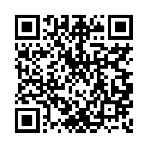 刘芳华看报纸时已经需要戴着老花镜二维码生成