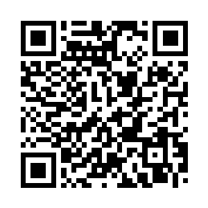 则拿着一支沾着粉色颜料的笔……二维码生成