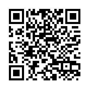 则是熙熙攘攘的拥簇着一名中年男人步行出来二维码生成