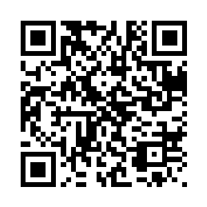 初夏午后的日光照在母女二人身上二维码生成