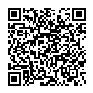 剑尘拿出紫金卡的动作让掌柜的也注意到戴在他手中的那枚戒指上二维码生成