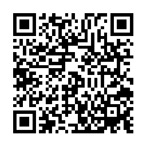 医生缓缓的在查理的左胸画了一个二十公分见方的正方形二维码生成
