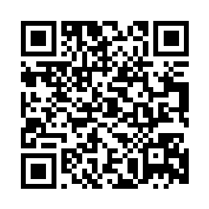 千夜站在舷窗边看着大地渐渐远去二维码生成