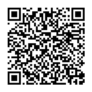 卢向东亲自扛起这包具有象征意义的碳铵送上候在包装车间门外的卡车二维码生成