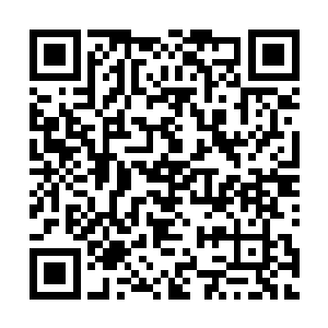 却闪现着一艘钢制的全新的50多米长的漂亮拖网渔船的样子二维码生成