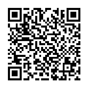 又变成了一个中年黑袍人的模样从空中缓缓地落下二维码生成
