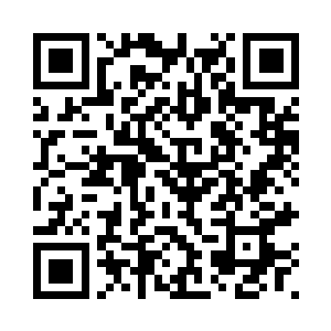 又走到对面擦拭另外一张石柱椅子二维码生成