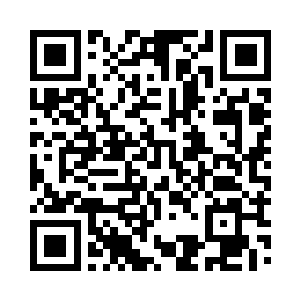 双脚在青石地面上踩出了两个深深的脚印二维码生成