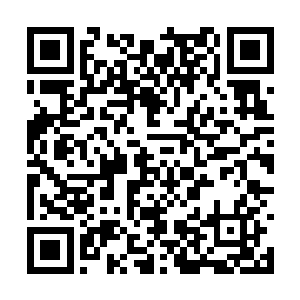 反对派的装甲车上又跳下了两个扛着火箭筒的士兵二维码生成