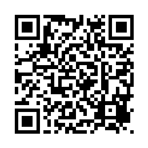 只是隐藏在人群之中默默的观察着二维码生成