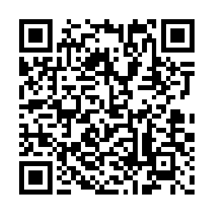 只要她用那种很特别的谁也模仿不来的拖长了的二维码生成