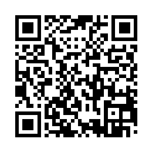 只见一条有着青色龙须的金背鲤鱼游动着二维码生成