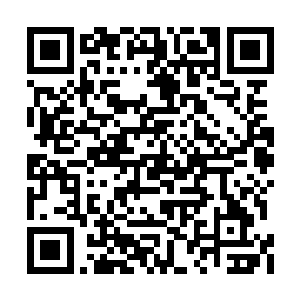 只见两名西装男子分别从左右的走廊向这边冲来二维码生成