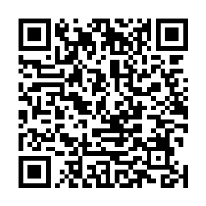 只见皇甫耀阳正将一个包着金色包装的小盒子送到她面前二维码生成