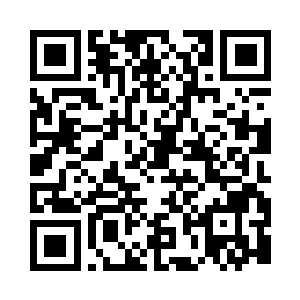 只见这小胖妞十分强悍的用手拿着龙鳞二维码生成