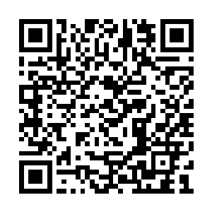 只见那穿美邦的男人平静的拿出一根烟抽了几口二维码生成