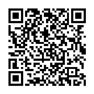 只见面容酷戾的男人斜坐于巨大的黑色办公桌后二维码生成