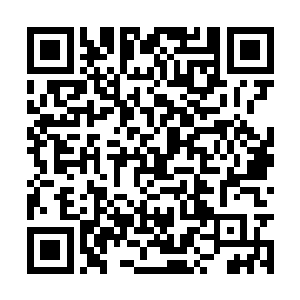右手出现了一个强烈的跳跃着银紫色雷电的闪电球二维码生成
