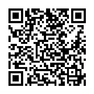 叶卡琳娜伸手拉下了巴克虚掩的手拖到自己胸前二维码生成