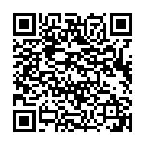 叶璃无声的走到他身边握住他的手将他拉到一边坐下二维码生成