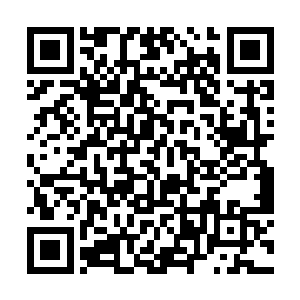 同时另一只手的短刀精确地从白皙的脖子上划过……二维码生成
