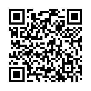 吴岩专心致志的按照药方的一步步工序二维码生成