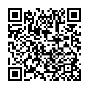 和他的家里人在黑炎城炼焦厂附近的邮局门口等着二维码生成