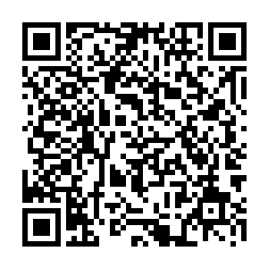 和鬓发连在一起的精细宽厚络腮胡子茬儿被化妆师从无到有的种植出来以后二维码生成