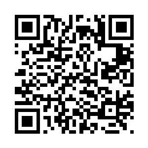 唐可心把垂落在耳的头发勾到耳朵后二维码生成