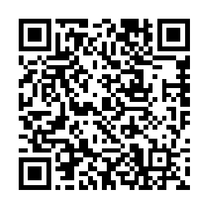 唐翩跹就一屁股坐在了五斗柜旁边的一张欧式藤椅上二维码生成