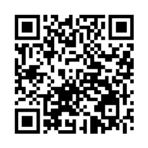 四人准备上车去嘉儿妈妈预定好的地方吃饭二维码生成