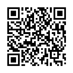 四周的营地里很多人抬头向天空望去二维码生成