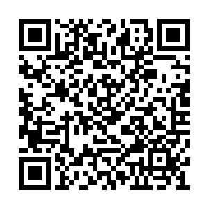 因为两个地方的鞋底上都有一个很清晰的三角形二维码生成